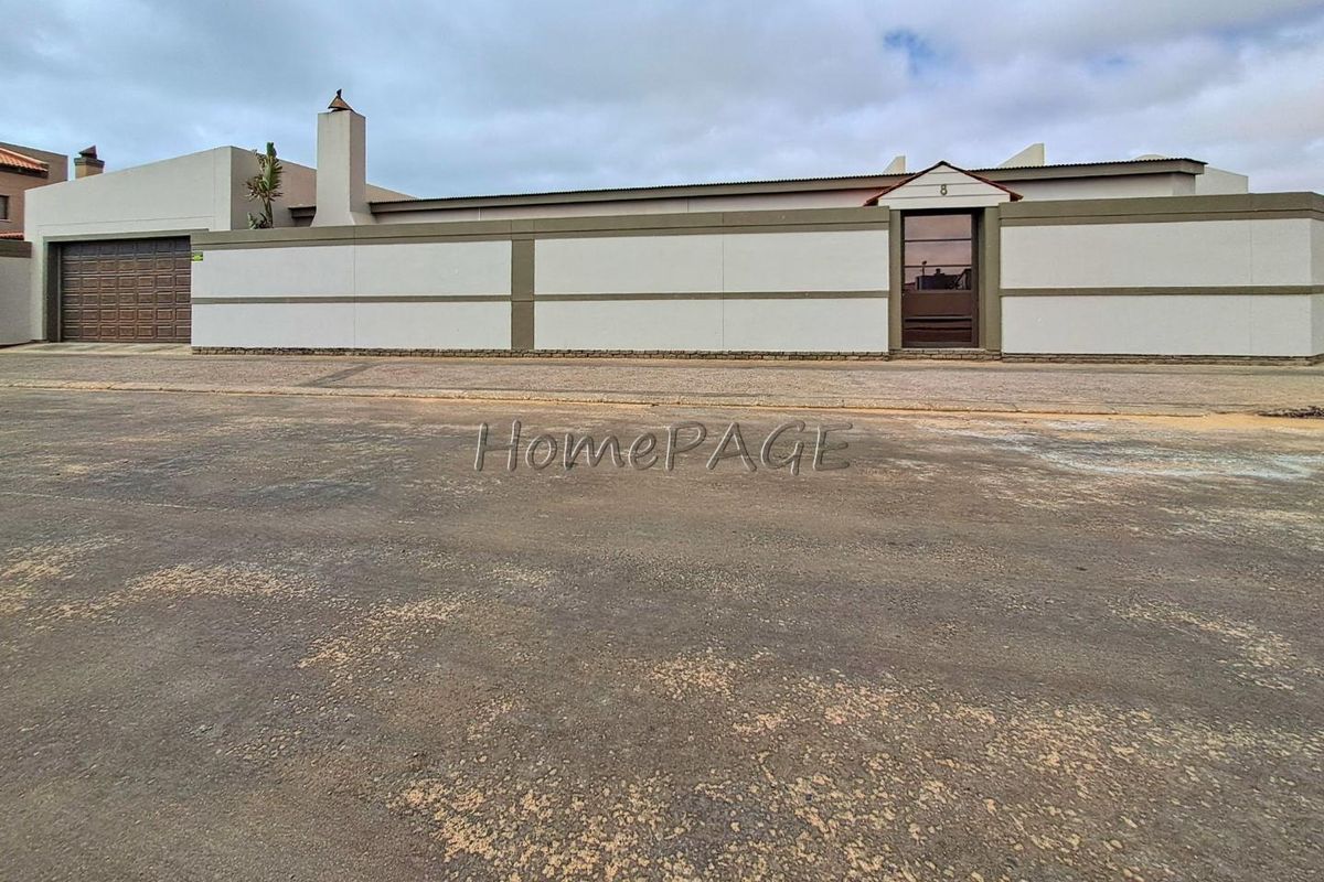 Meersig, Walvis Bay:  Beautiful, luxurious 3 bedroom home for sale - Photo 2