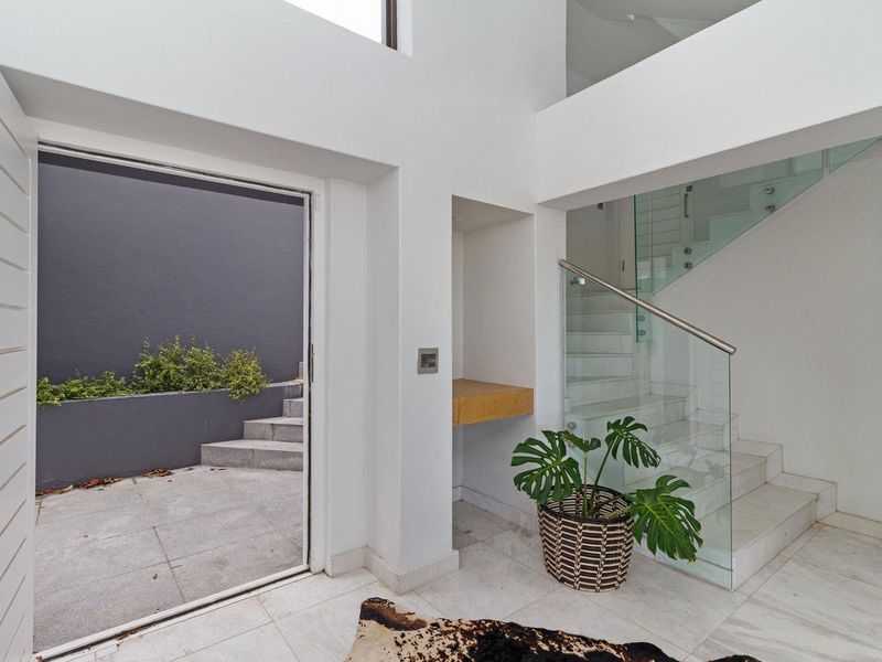 A Modern Sanctuary of Refined Coastal Living - Photo 4