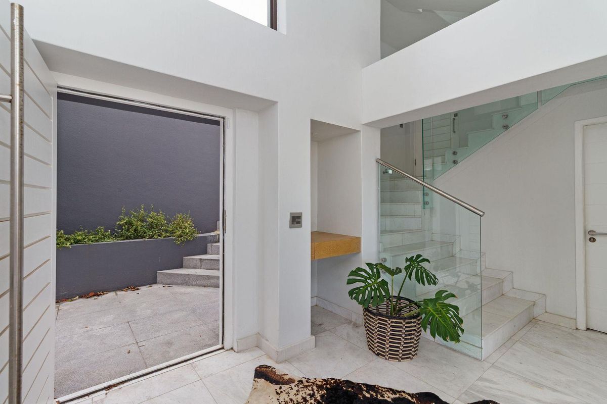 A Modern Sanctuary of Refined Coastal Living - Photo 4