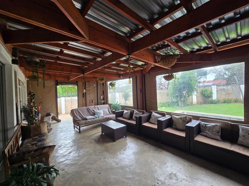Entertain in Style, Live in Comfort - A Versatile Home Built for Modern Living - Photo 2