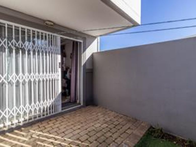 Beautiful 1 Bedroom Apartment for Sale in Secure Complex - Photo 6