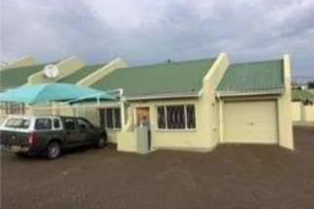 Cosy & Well maintained Townhouse - Photo 3