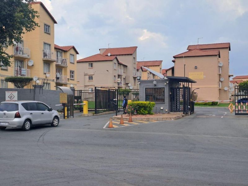 1 Bedroom apartment in well managed complex - Photo 2