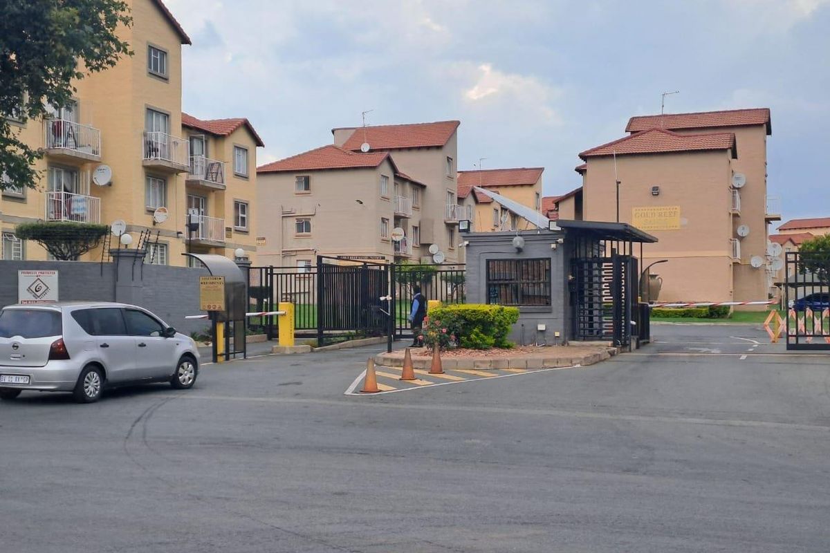 1 Bedroom apartment in well managed complex - Photo 2