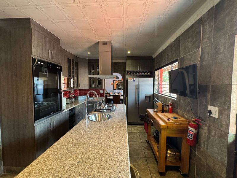 Large Family Home for Sale - Photo 10