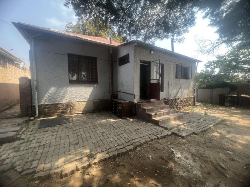 Property needs TLC - Photo 3