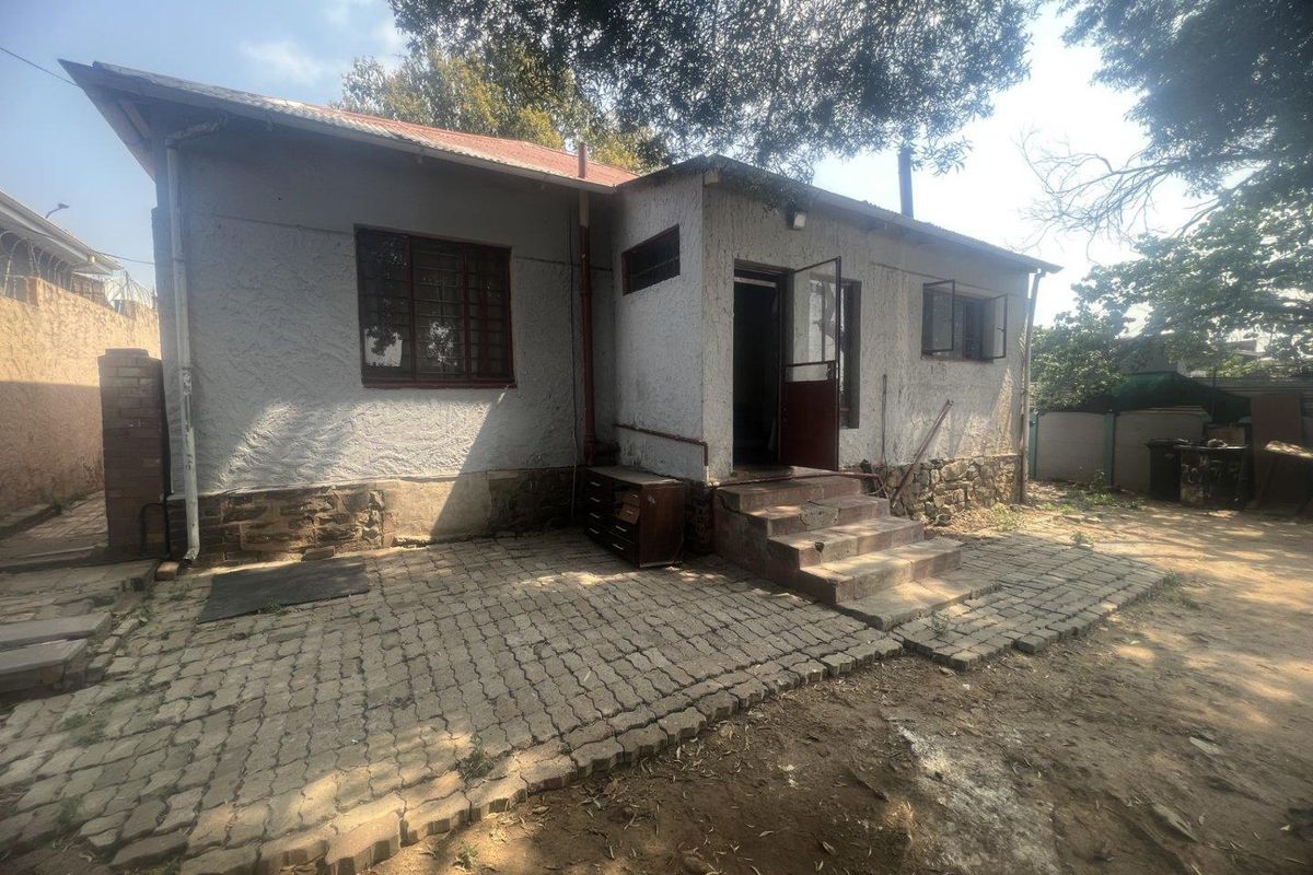 Property needs TLC - Photo 3