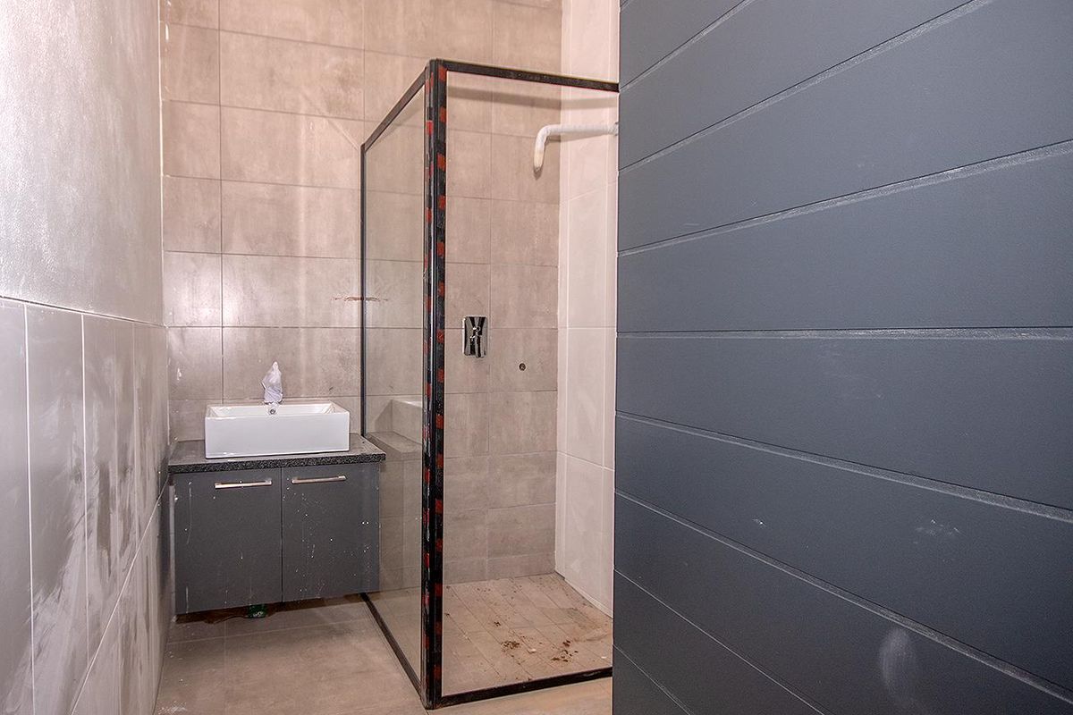 Upmarket two bedroom unit on the second floor - Photo 3