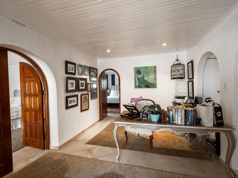 Family Home with Cottage and Staff Quarters in Prime Bryanston East location - Photo 7