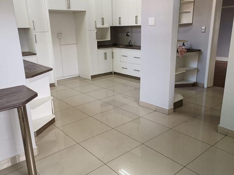 Beautifully renovated double-storey house - Photo 4