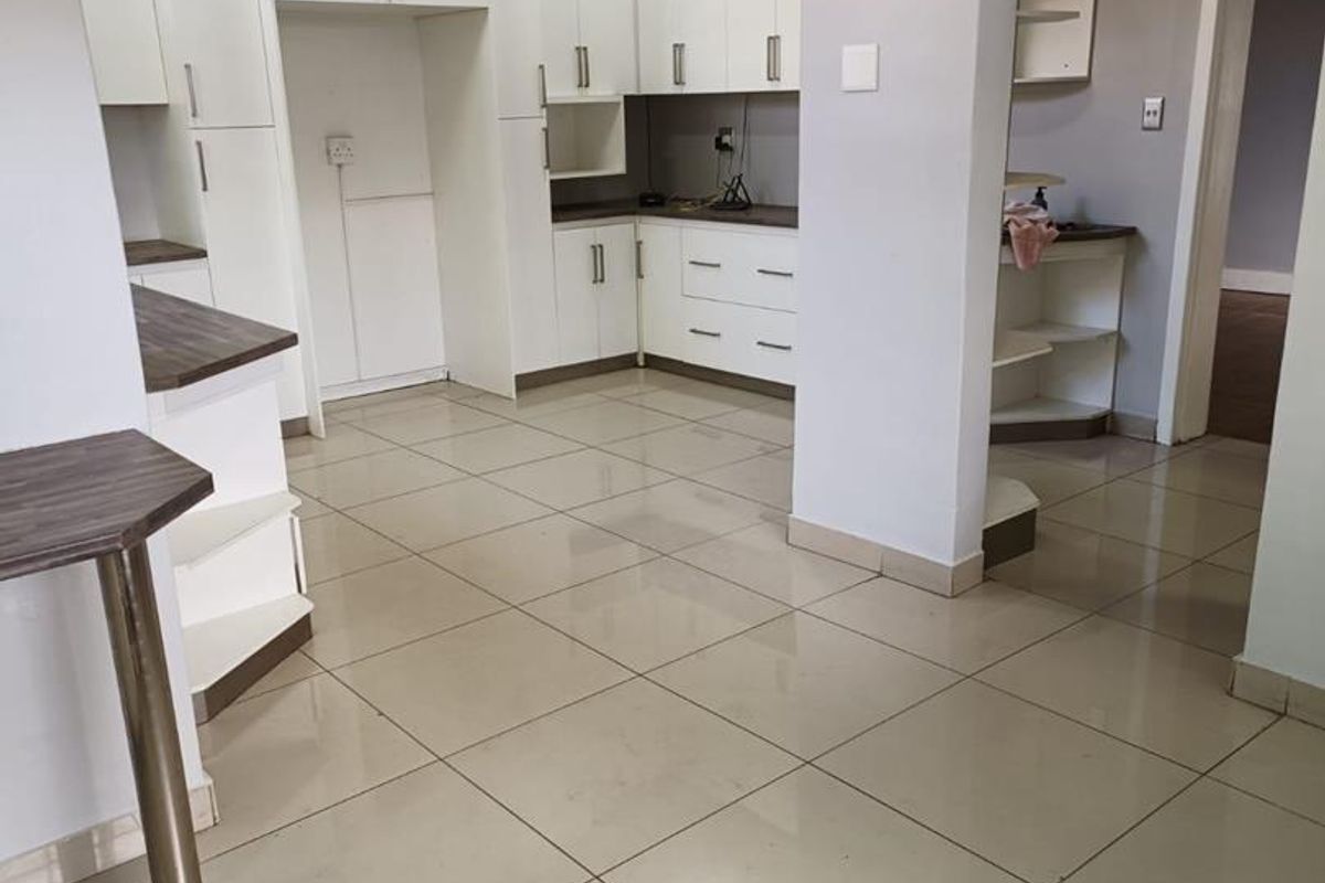 Beautifully renovated double-storey house - Photo 4