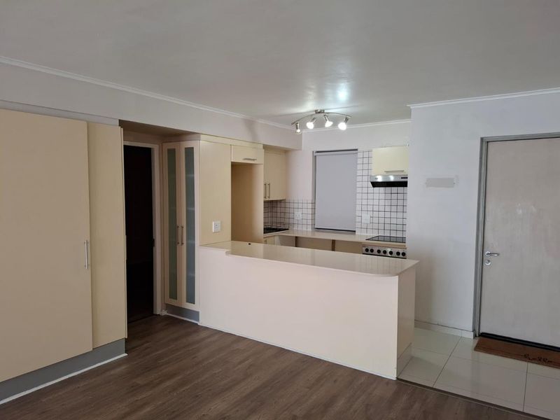 LONG TERM RENTAL - Large unfurnished  2 bedroom apartment in Piazza St John's - Photo 2