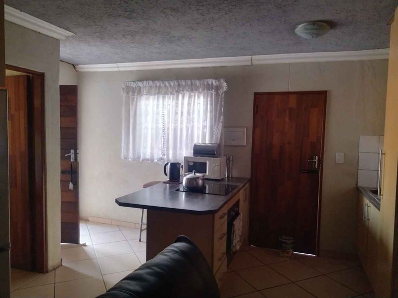3 bedrooms house to rent in Soshanguve East - Photo 7
