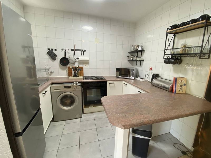 1 Bedroom Apartment / Flat for sale in Waterkloof. - Photo 10