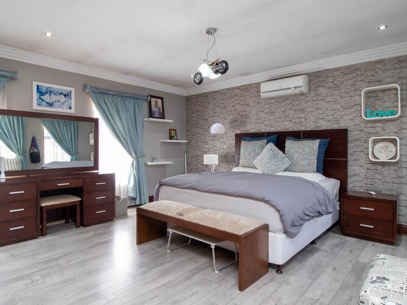 Luxury Oasis: Entertainer's Dream Awaits! - Photo 8