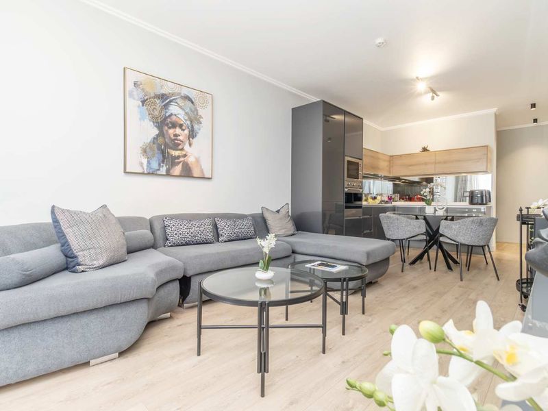 Where City Views Meet Effortless Living. - Photo 7