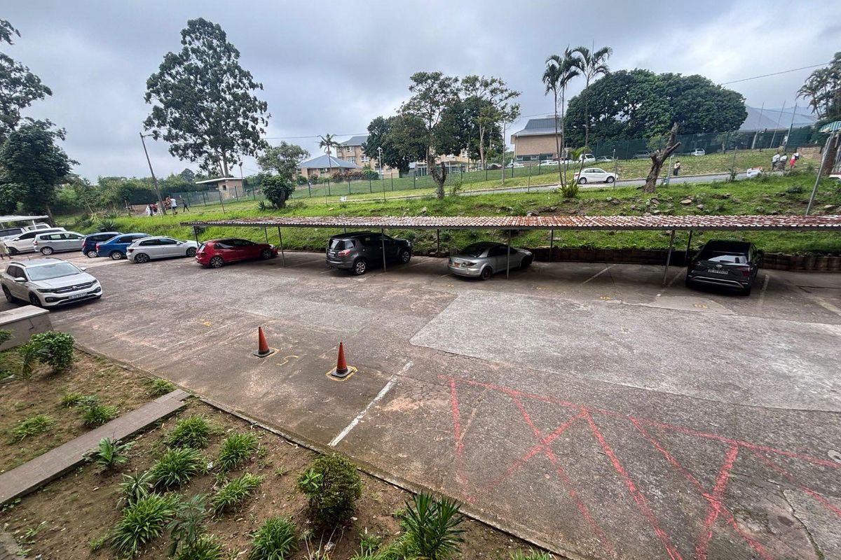 Spacious 2-Bedroom Apartment for Sale – Secure Complex with Pool & Balcony - Photo 2