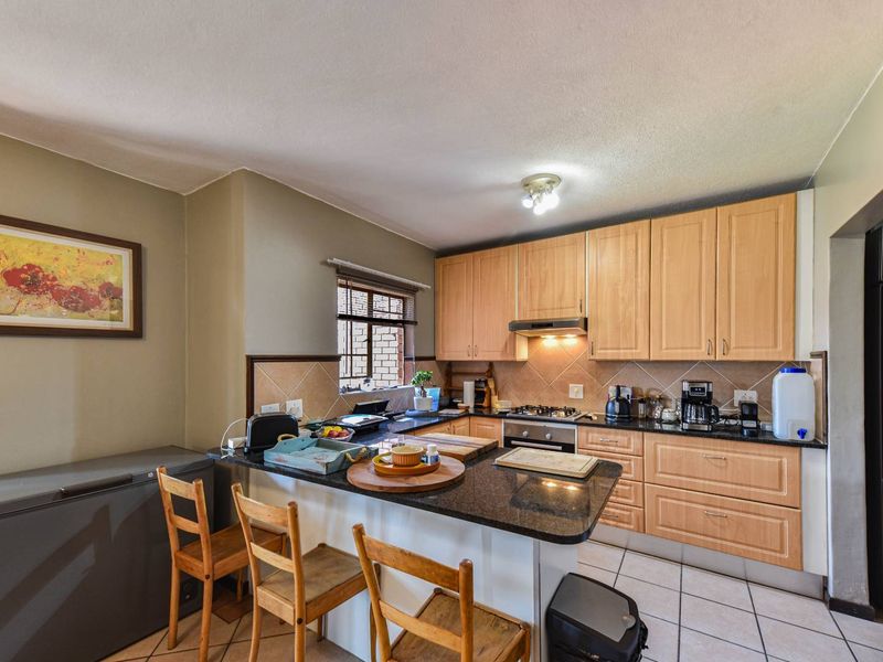Neat, large three bedroom townhouse in security complex - Moreleta Park - Photo 8