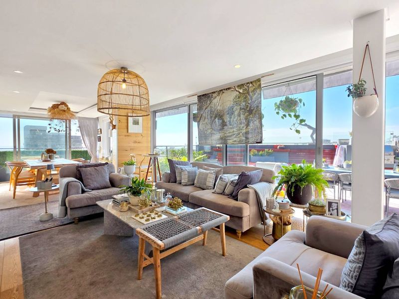 Stylish Modern Apartment in a Prime Location - Photo 3
