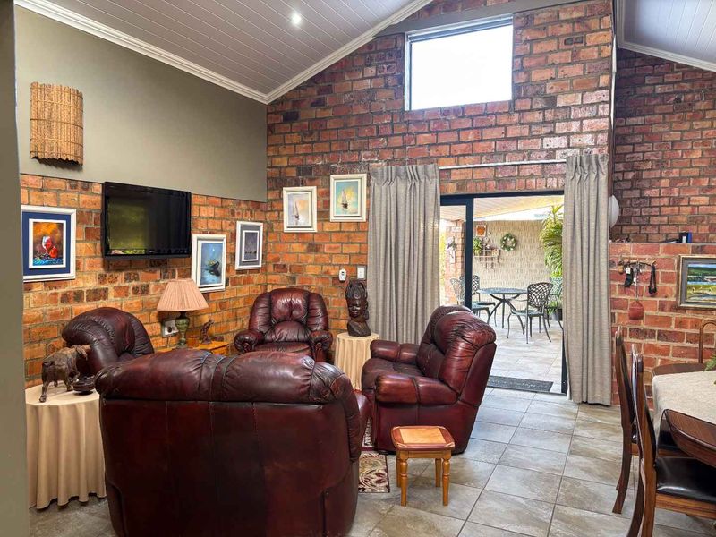 The perfect balance of practical design, open space and abundant natural light. - Photo 8