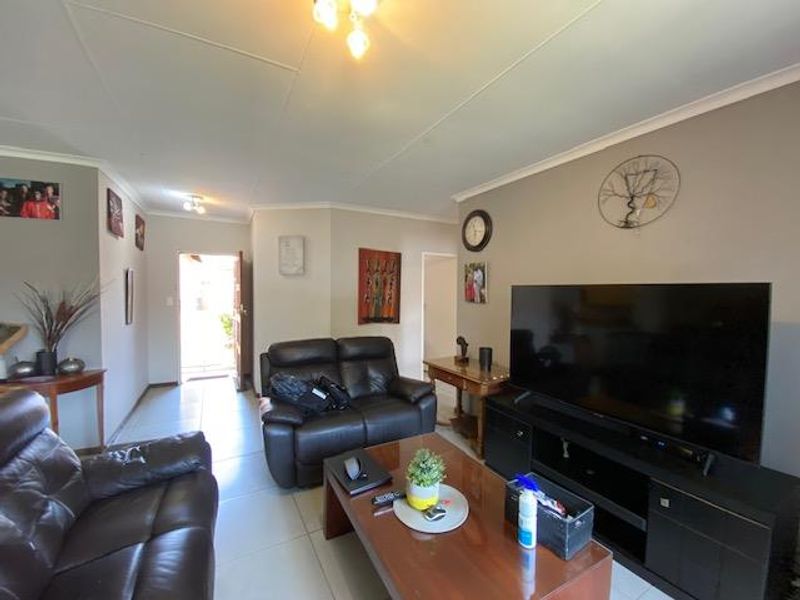 Three bedroom townhouse in Equestria Estate. - Photo 4