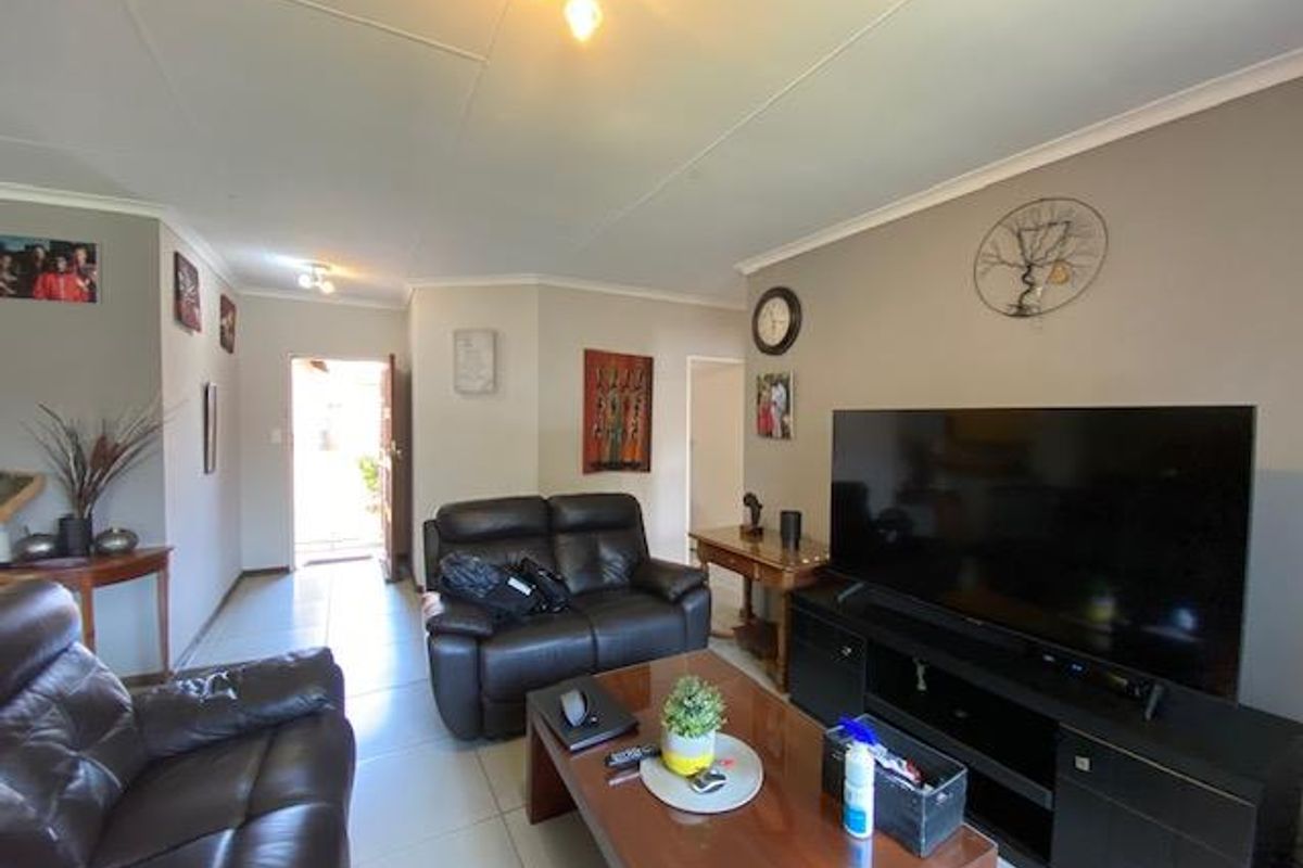 Three bedroom townhouse in Equestria Estate. - Photo 4