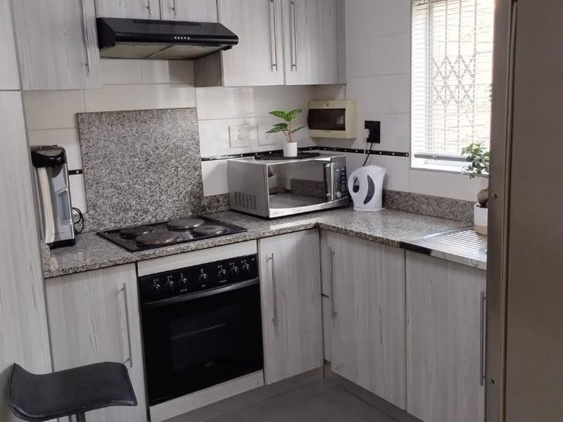 Modern Family Home in Croftdene with Stylish Finishes and Security. - Photo 8