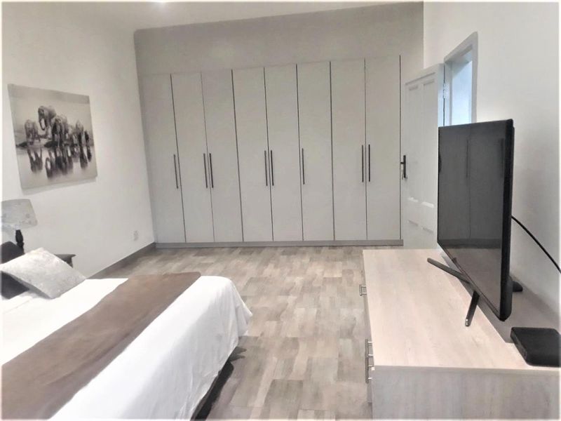 3 Bedroom House with 3 Flats for Sale - Outjo - Photo 8