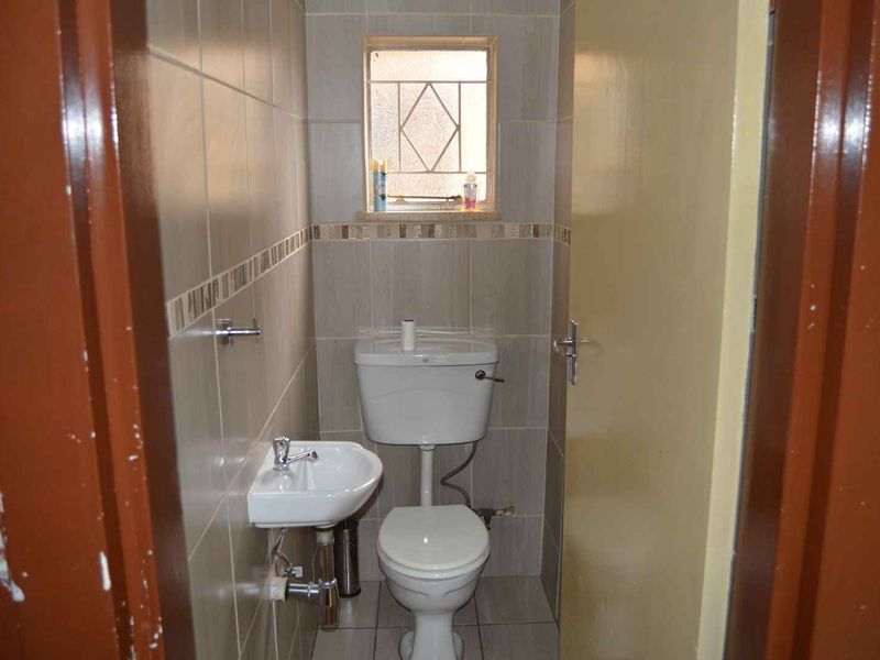 Four bedroom house with a flatlet in New Redruth - Photo 10