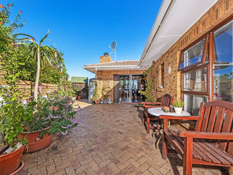 Elevated Luxury Living in Plattekloof - Photo 10