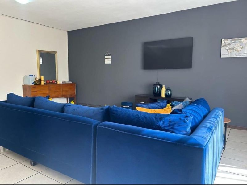 First-Floor 2-Bedroom Apartment with Enclosed Balcony - Photo 5