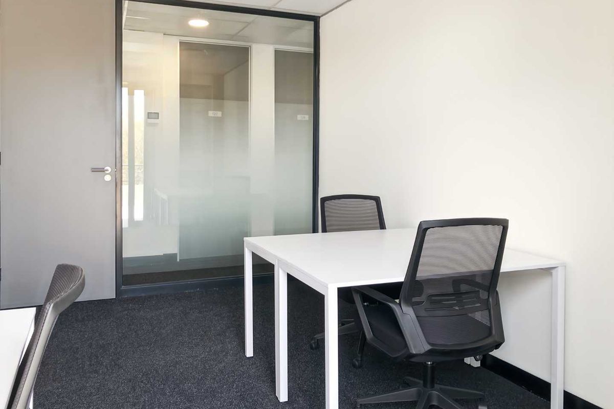 Find office space in Regus Links Office Park for 3 persons with everything taken care of - Photo 3