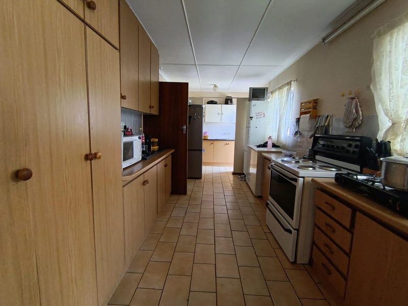 Spacious Family Home with Flatlet & Pool in Prime Fauna Location - Photo 6