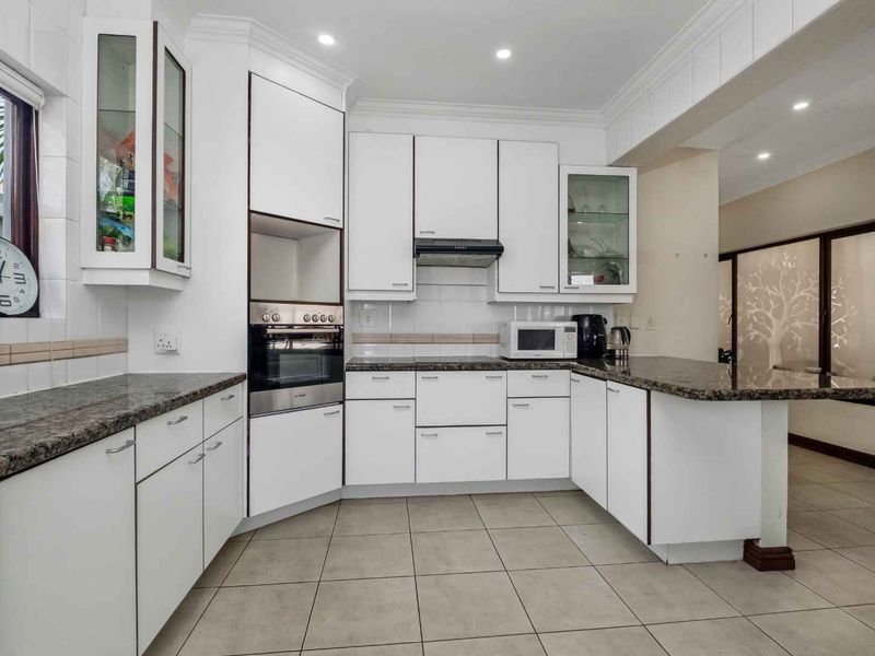 A BRIGHT AND SPACIOUS DOUBLE-STOREY DELIGHT IN A FABULOUS LOCATION - Photo 9