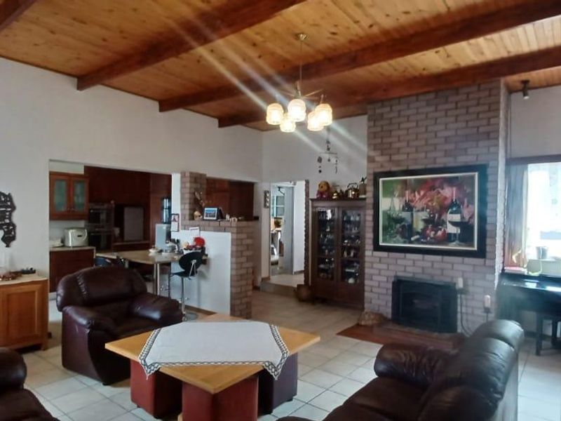 OLYMPIA - Versatile Family Home with Flat & Indoor Pool N$4 990 000 - Photo 9