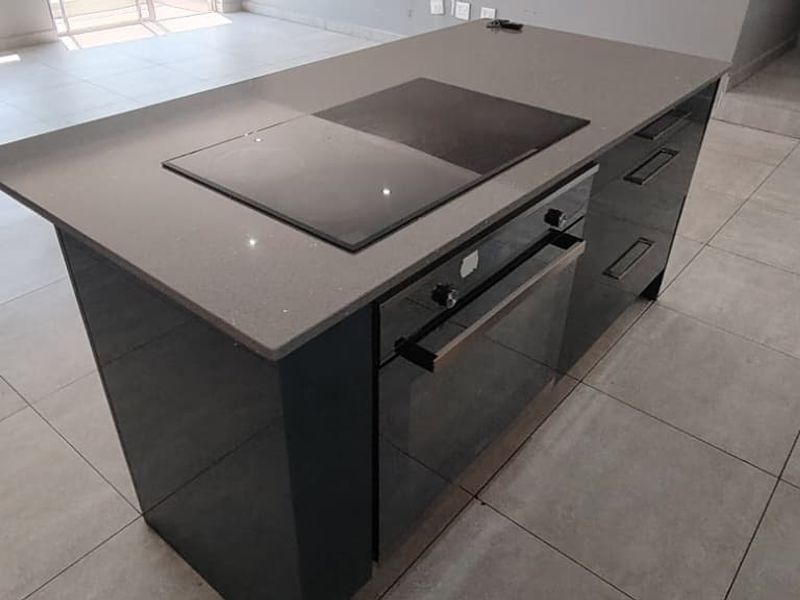 SPACIOUS  MODERN 3 BEDROOM 2 BATHROOM FIRST FLOOR  UNIT - Photo 10