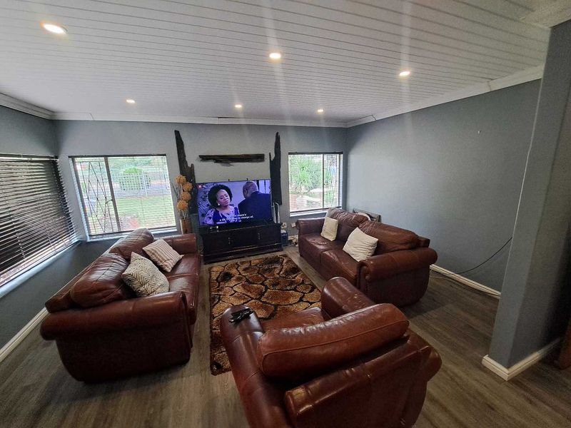 Perfect Family Home with Bonus Flatlet and Income Potential! - Photo 6
