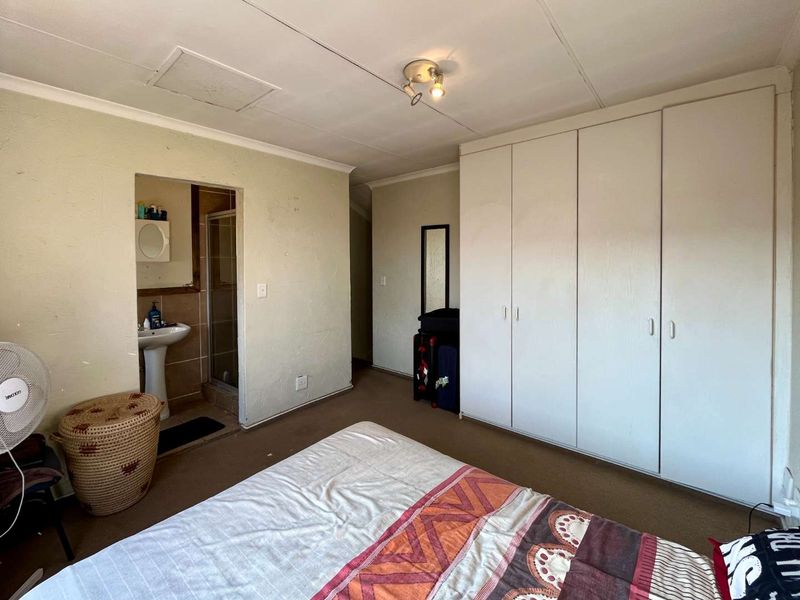 Beautiful 2-Bedroom Duplex with Generous Yard in Rooihuiskraal North - Photo 7