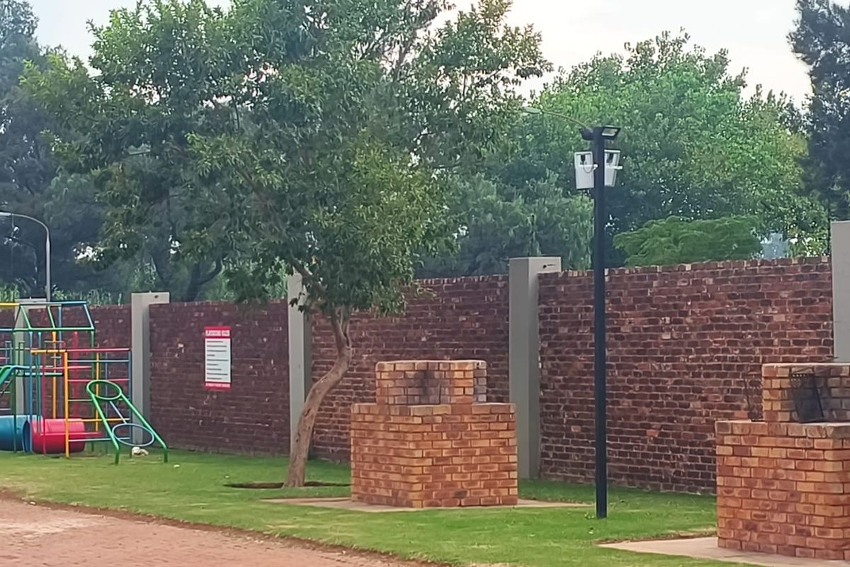 2 bedroom unit, 2 nd floor + security guard - Photo 4