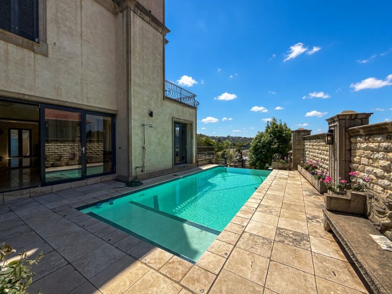 Italian-Inspired Villa with Stunning Valley Views, Pool & Flatlet - Photo 3