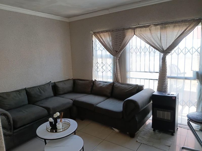 Clayville Ext 45 - R 950 000 , 3 bed Family Home - Photo 4