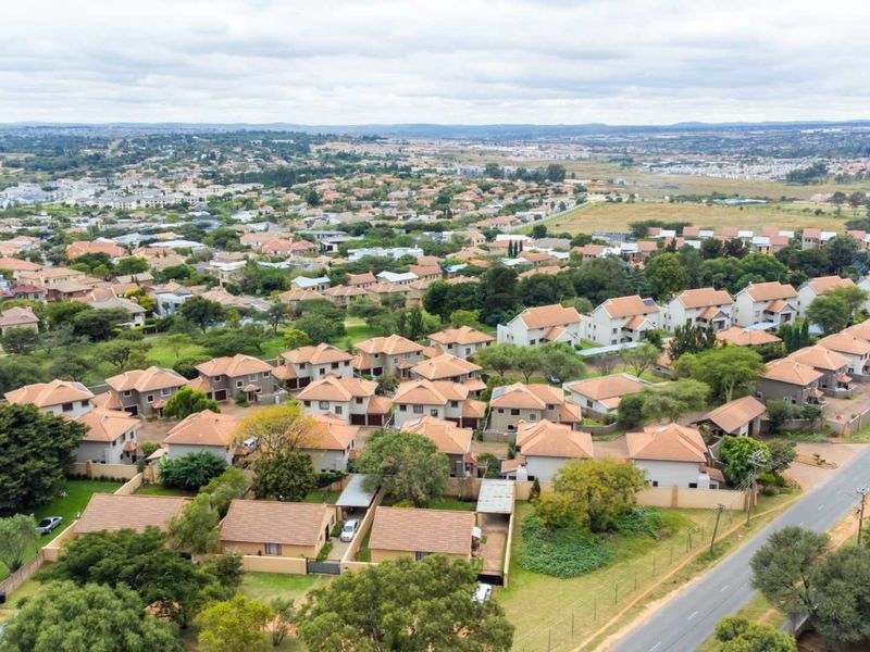 Modern Newly Renovated Ground-Floor Apartment in Tranquil Crowthorne Village with Country Living Charm - Photo 3