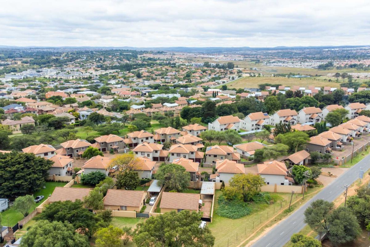 Modern Newly Renovated Ground-Floor Apartment in Tranquil Crowthorne Village with Country Living Charm - Photo 3