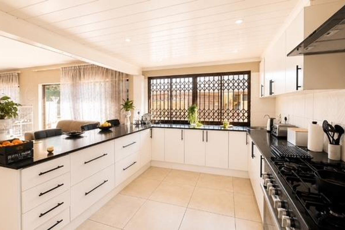 A Residence of Distinction - Photo 3