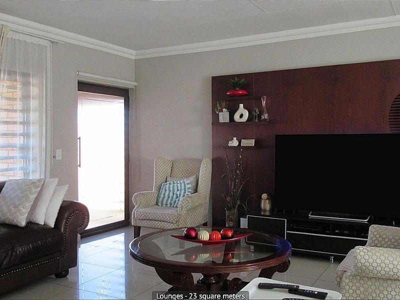 Modern 3-Bed Simplex with Private Garden & Double Garage - Photo 2