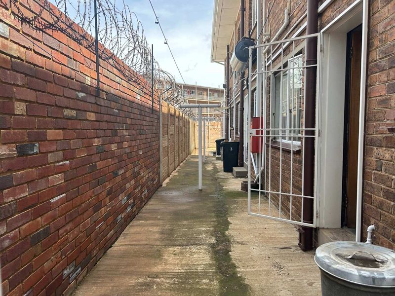 Pet friendly duplex - Photo 8