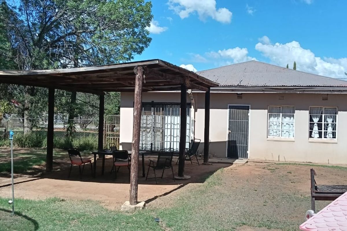 THIS HOUSE IS VERY COMFORTABLE INSIDE.  NICE WOODEN FLOORS. LARGE YARD. PRICE  AFFORDABLE. - Photo 3