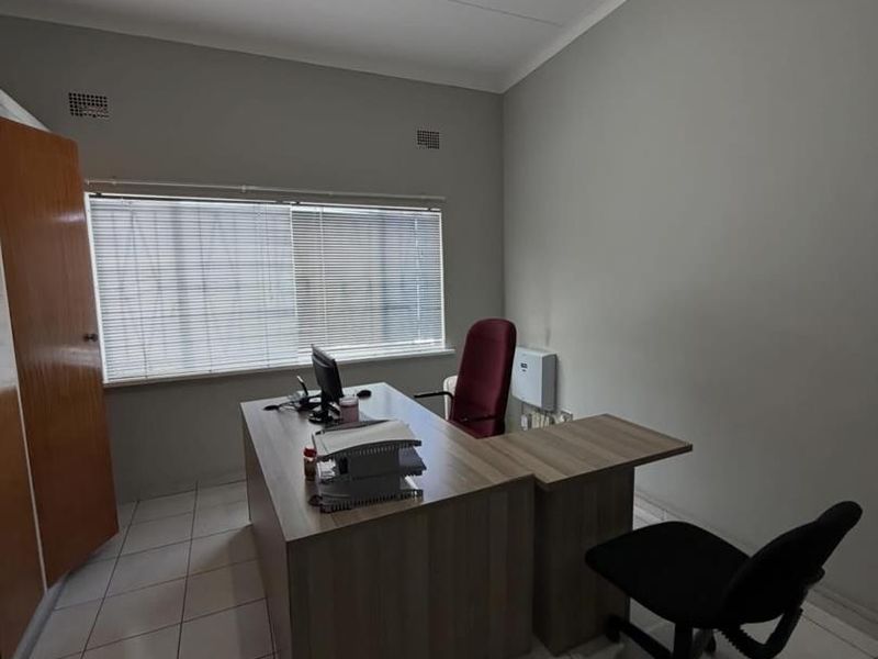 Office Building to Let - Photo 9