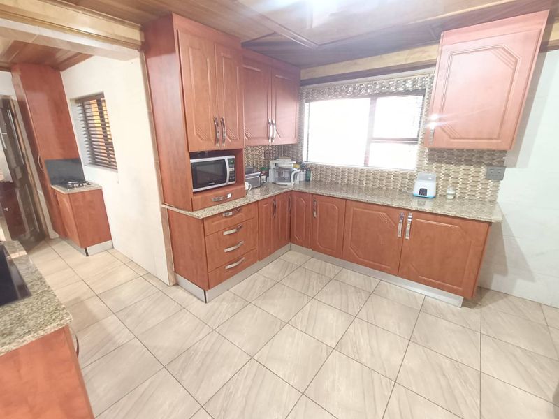 BEAUTIFUL FAMILY HOUSE FOR SALE IN THE REEDS!!!! - Photo 2