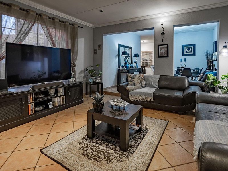 Townhouse with huge garden in the popular Highveld area - Photo 6